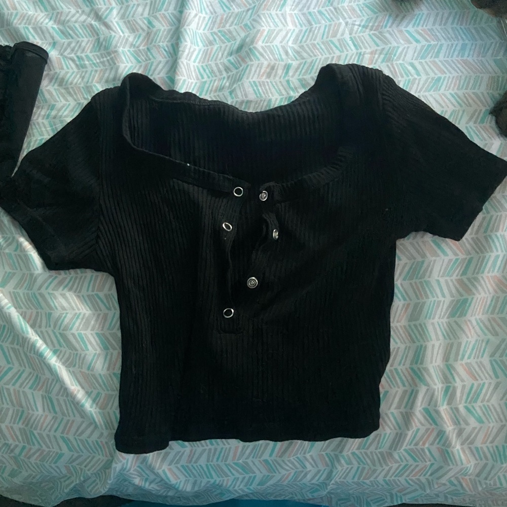 black v neck crop top